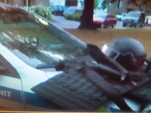 Muž bránil hradby. Zastrašoval kolemjdoucí a házel trámy na policisty