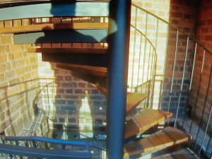 Muž bránil hradby. Zastrašoval kolemjdoucí a házel trámy na policisty