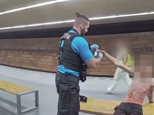 VIDEO: V metru pobíhal zakrvácený muž. Byl polonahý, bosý a opilý