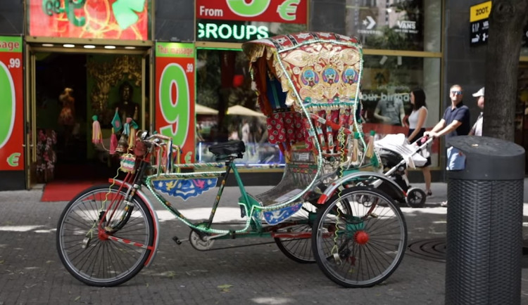 Parkujte kola u rikši před Thajským rájem, vyzývá starostka Prahy 1