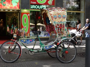 Parkujte kola u rikši před Thajským rájem, vyzývá starostka Prahy 1