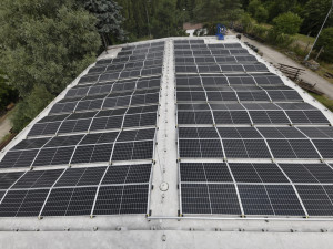Pražská strojírna dokončila největší fotovoltaickou elektrárnu v metropoli