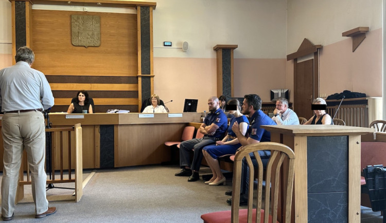 Znalec u soudu promluvil o fungování skupiny kolem léčitele.