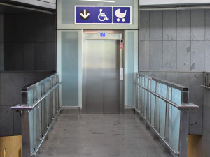 Dopravní podnik spustil nový výtah ve stanici metra Nádraží Holešovice, chystá další