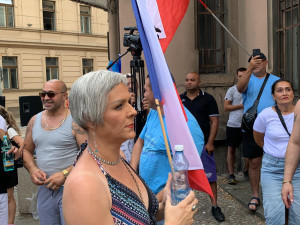 Romové a proruští aktivisté v Praze demonstrují za mír