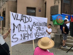 Romové a proruští aktivisté v Praze demonstrují za mír