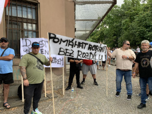 Romové a proruští aktivisté v Praze demonstrují za mír