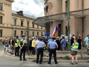 Romové a proruští aktivisté v Praze demonstrují za mír