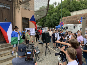 Chcimíři se na demonstraci v Praze hádali mezi sebou