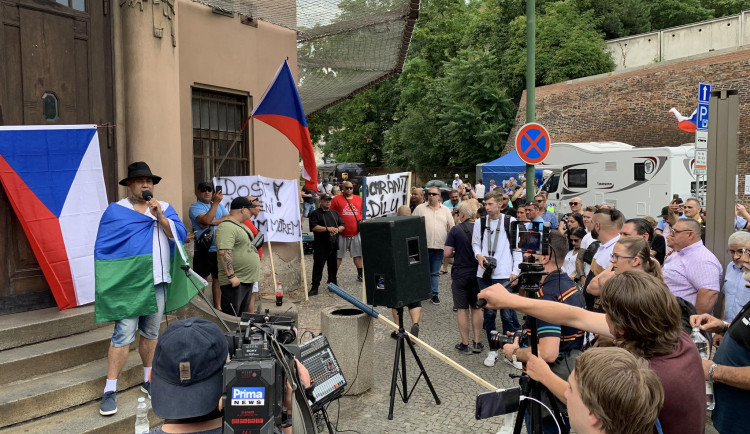 Romové a proruští aktivisté v Praze demonstrují za mír