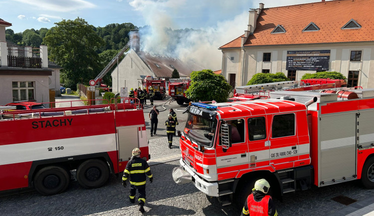Na Šumavě hoří bowling. Hasiči ochránili sklad pneumatik a lahve s plynem