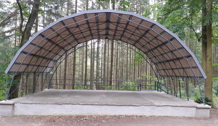 Město opravilo lesní amfiteátr Pintovka. Nabízí ho k pronájmu