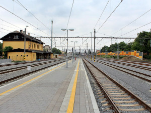 Provoz desítek vlaků komplikuje u Prahy porucha trakčního vedení
