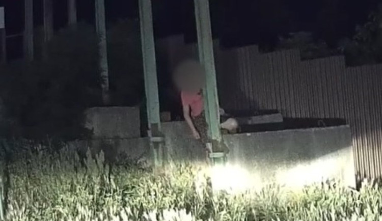 Polonahá žena pobíhala v ulicích, pak se chtěla oběsit. S provazem na krku ji zachránili strážníci