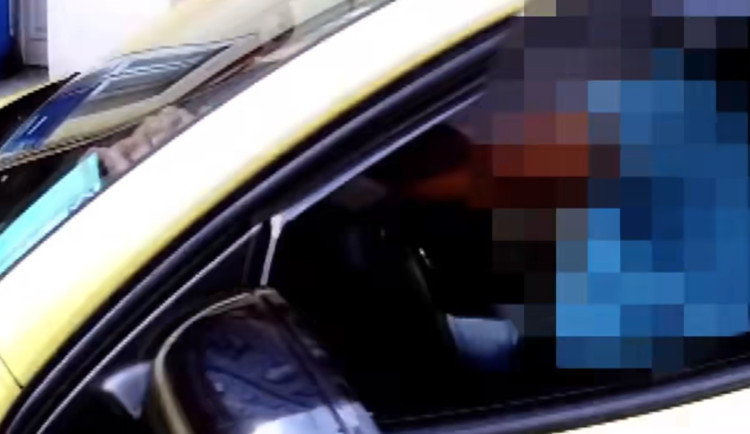 Hlavně mi to nezabavujte, protože odjíždím. Podvodník používal falešný průkaz ZTP