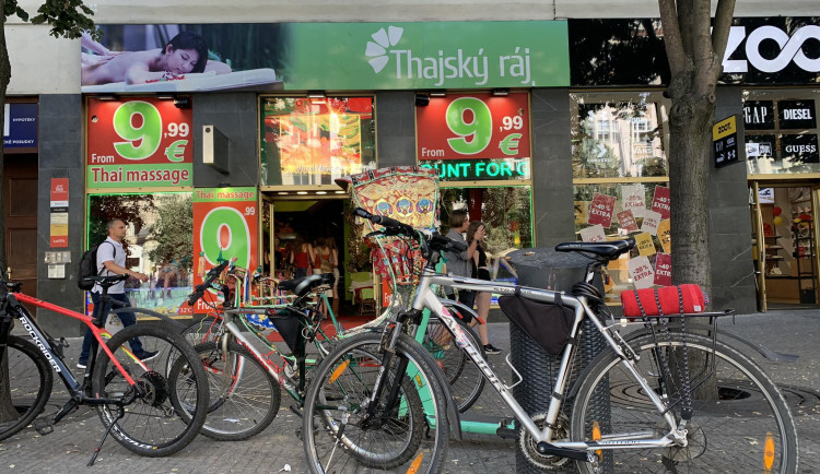 Cyklisté měli svými koly zablokovat okolí Thajského ráje. Dorazili tři
