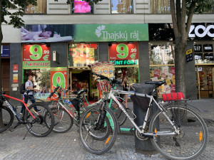 Cyklisté měli svými koly zablokovat okolí Thajského ráje. Dorazili tři