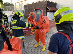 V centru Prahy unikal čpavek, hasiči museli zasáhnout ve speciálních oblecích