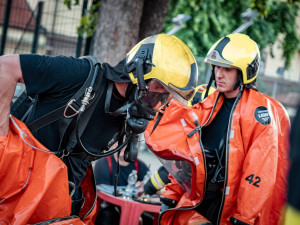 V centru Prahy unikal čpavek, hasiči museli zasáhnout ve speciálních oblecích