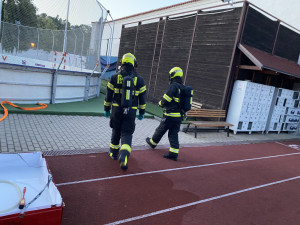 V centru Prahy unikal čpavek, hasiči museli zasáhnout ve speciálních oblecích