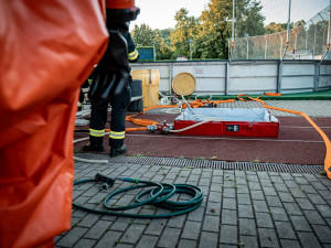 V centru Prahy unikal čpavek, hasiči museli zasáhnout ve speciálních oblecích