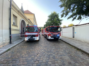 V centru Prahy unikal čpavek, hasiči museli zasáhnout ve speciálních oblecích