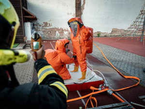 V centru Prahy unikal čpavek, hasiči museli zasáhnout ve speciálních oblecích