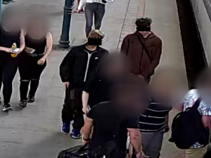 Dva mladíci ukradli chlapci ve vlaku do Prahy boty za šest tisíc