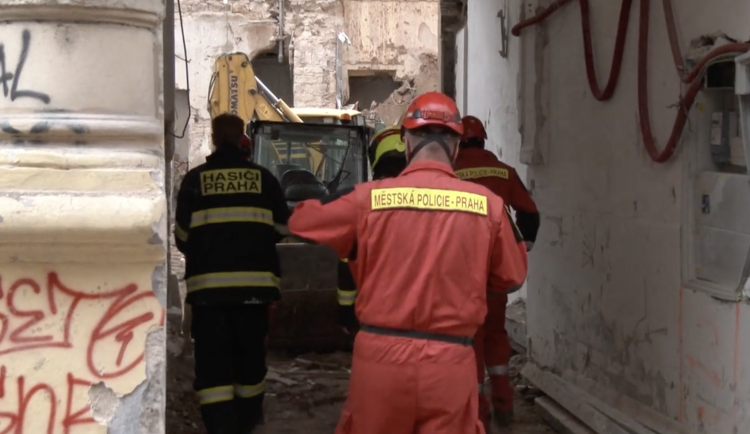 Při zřícení se zranili tři lidé.