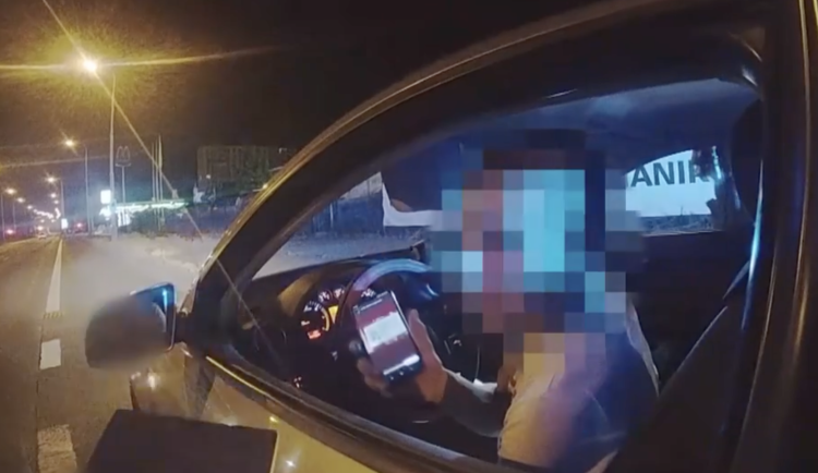 Muž měl řidičák jen vyfocený.