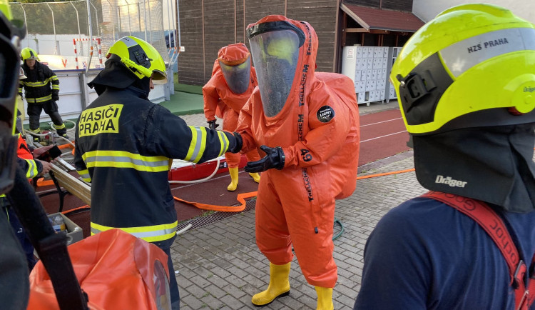 Hasiči si museli obléct protichemické obleky.