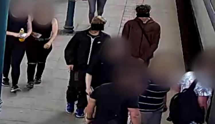 Dva mladíci ukradli chlapci ve vlaku do Prahy boty za šest tisíc