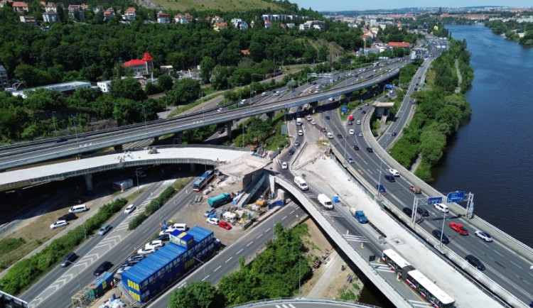 Přes Barrandovský most jezdí během oprav méně aut ze Strakonické do Braníku