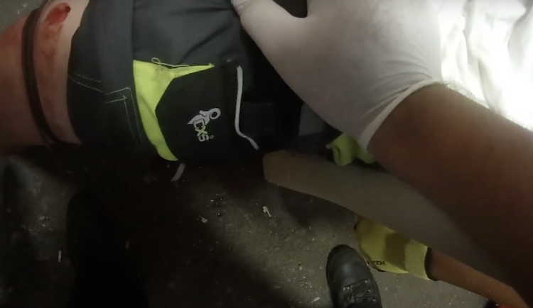 VIDEO: Muž z Prahy si přeřízl tepnu, zachránili ho policisté