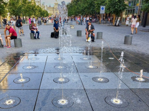 Zničená fontána na Václavském náměstí už je zase v provozu, ochránit ji mají betonové sloupky