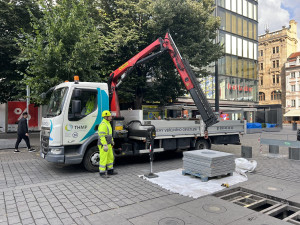 Zničená fontána na Václavském náměstí už je zase v provozu, ochránit ji mají betonové sloupky