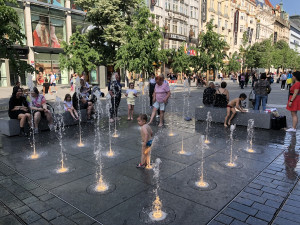 Zničená fontána na Václavském náměstí už je zase v provozu, ochránit ji mají betonové sloupky