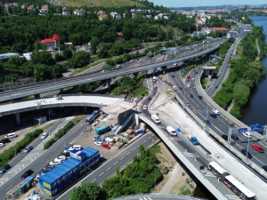 Přes Barrandovský most jezdí během oprav méně aut ze Strakonické do Braníku