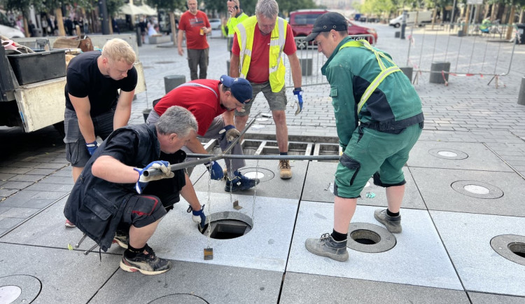 Žulové desky museli vyměnit.