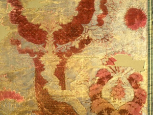 Pražský hrad je nalezištěm dobového oblečení, výzkum popsal látky ze středověku