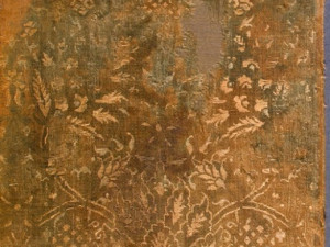 Pražský hrad je nalezištěm dobového oblečení, výzkum popsal látky ze středověku