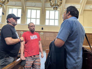 Jste fašisti zku*vení, prasata. Dezinfoscéna řádila v soudní síni, Čermák jde za mříže