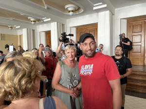 VIDEO: Jste fašisti zku*vení, prasata. Dezinfoscéna řádila v soudní síni, Čermák jde za mříže