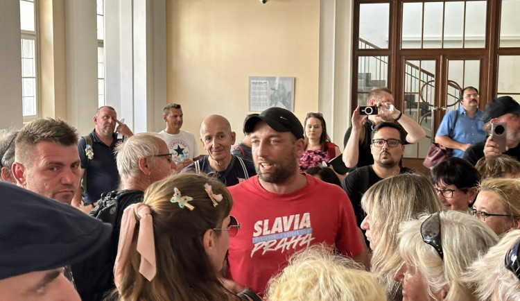 Jste fašisti zku*vení, prasata. Dezinfoscéna řádila v soudní síni, Čermák jde za mříže