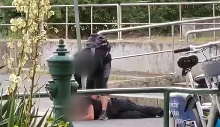 VIDEO: Muž v Praze zaútočil na druhého pepřákem, pak ho naháněl se zbraní v ruce