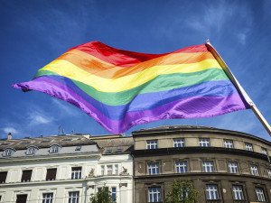 Prague Pride kritizuje primátora za málo duhy, ten nechce podpořit komerční stránku akce