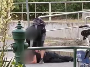 VIDEO: Muž v Praze zaútočil na druhého pepřákem, pak ho naháněl se zbraní v ruce