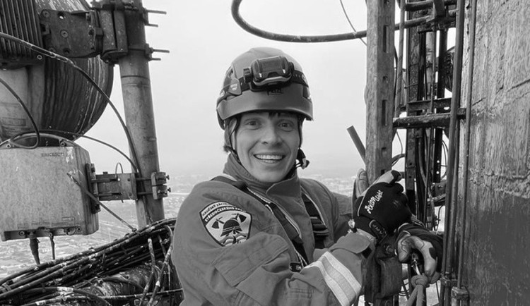 Cesta k požáru se proměnila v tragédii. Zemřel mladý hasič