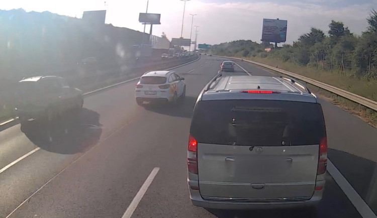 VIDEO: Řidič dodávky vybrzdil kamion. Policie pátrá po dalších, které ohrozil