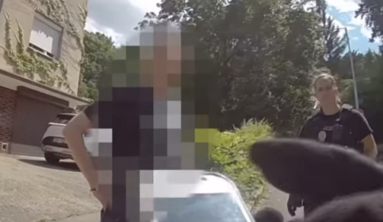 Muž zbil vrátného dětského centra. Tvrdil, že je majitel a před strážnicí si vymýšlel jména